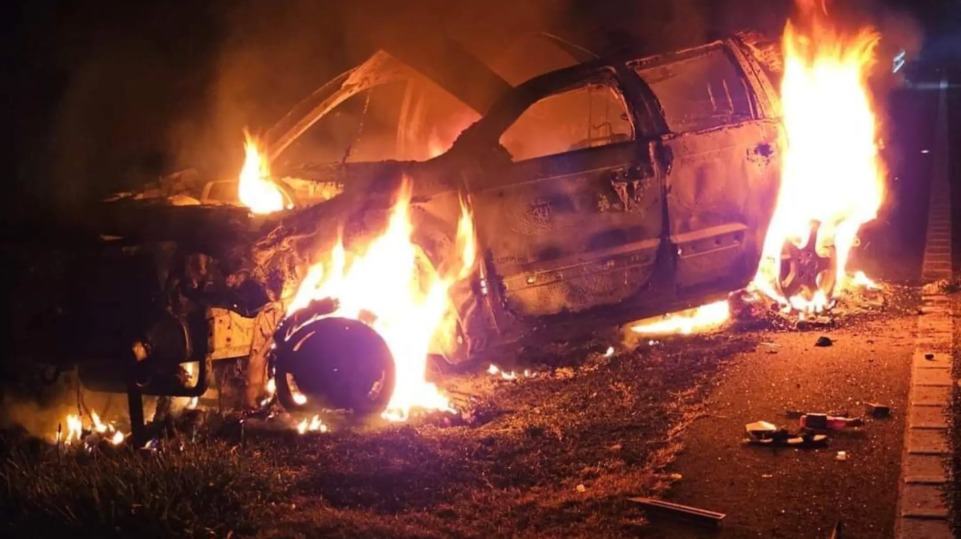 camioneta incendiándose